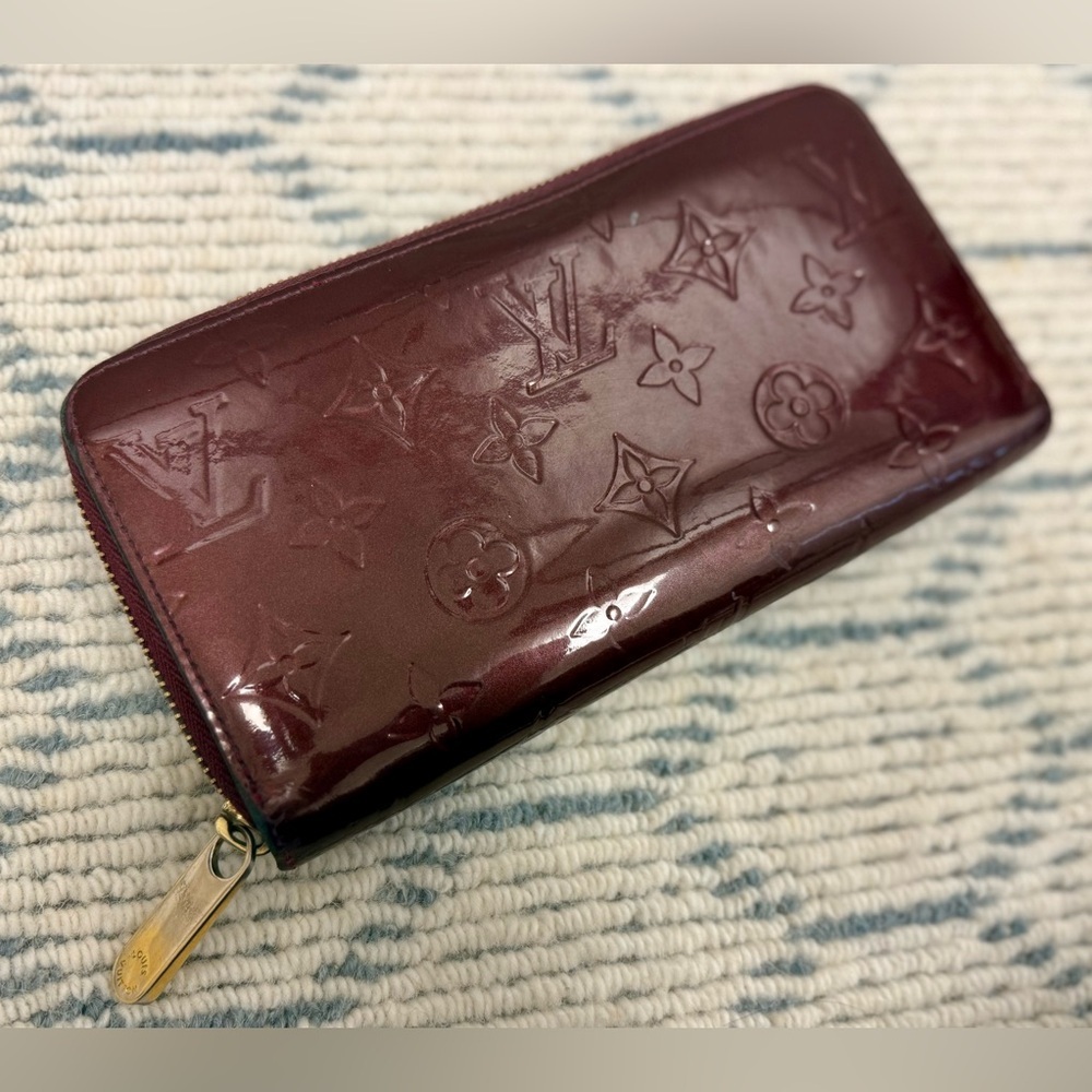 LOUIS VUITTON Classic Monogram Burgundy Vernis Patent Leather Zippy Chic Wallet - Picture 3 of 16